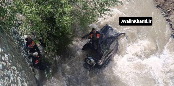 سقوط خودروی پرادو در روخانه کرج